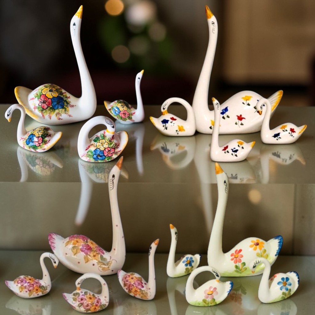 ? Conjunto de 4 Cisnes Decorativos – Elegância em Cerâmica para Sua Casa