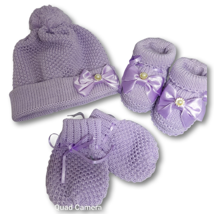 Kit Touca/Gorro Luva e Sapatinho Botinha Lilás bebê RN até 2 Meses em Tricô