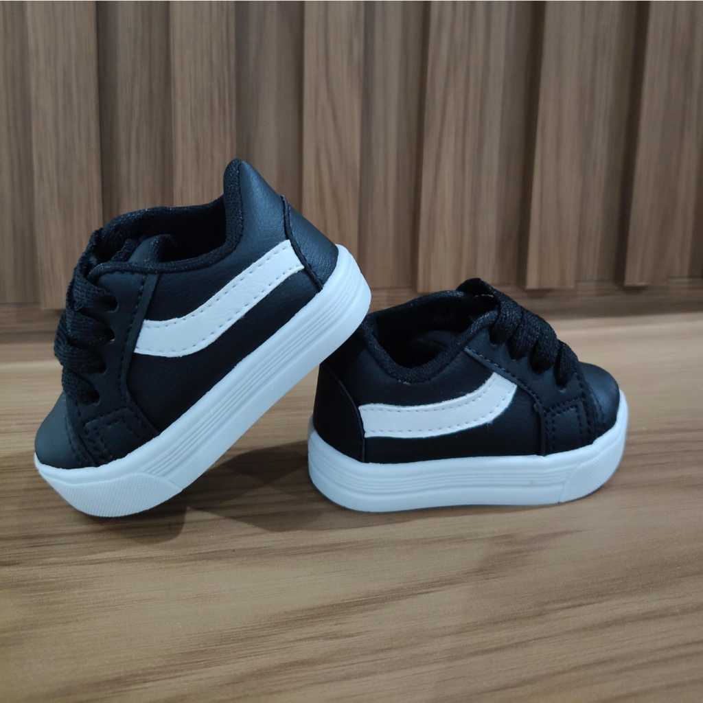 Tênis preto com detalhe em risco branco infantil bebê super estiloso fechamento em cadarço