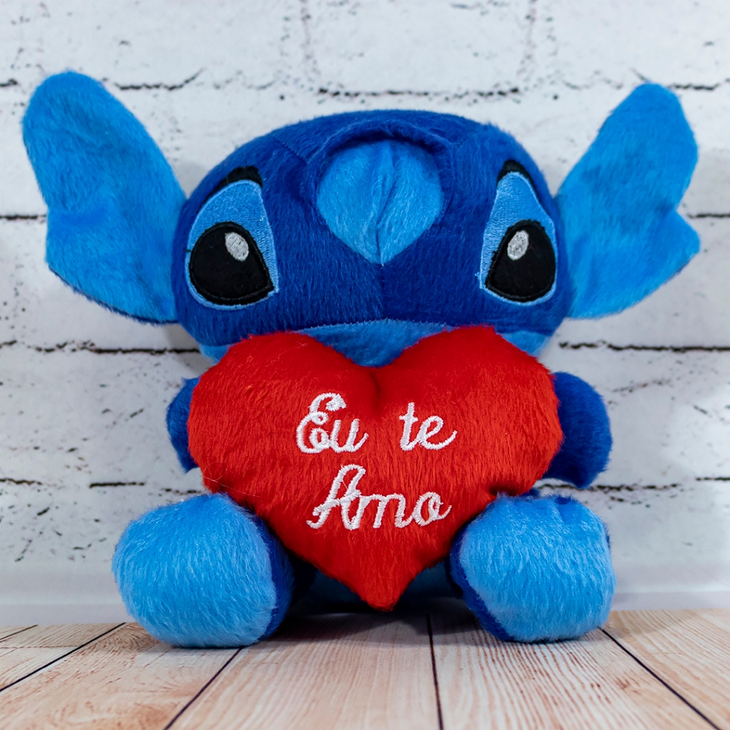 Stitch segurando um coração escrito Eu te amo de Pelúcia