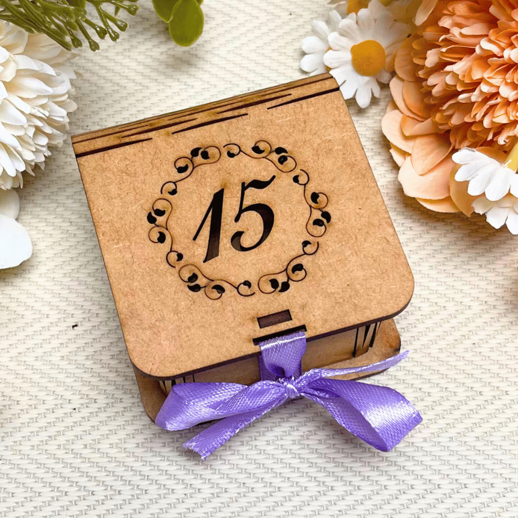 Kit 60 70 Caixa Lembrancinha Aniversário 15 Anos Personalizada MDF 5x5x4 Caixinha Com Fita Debutante