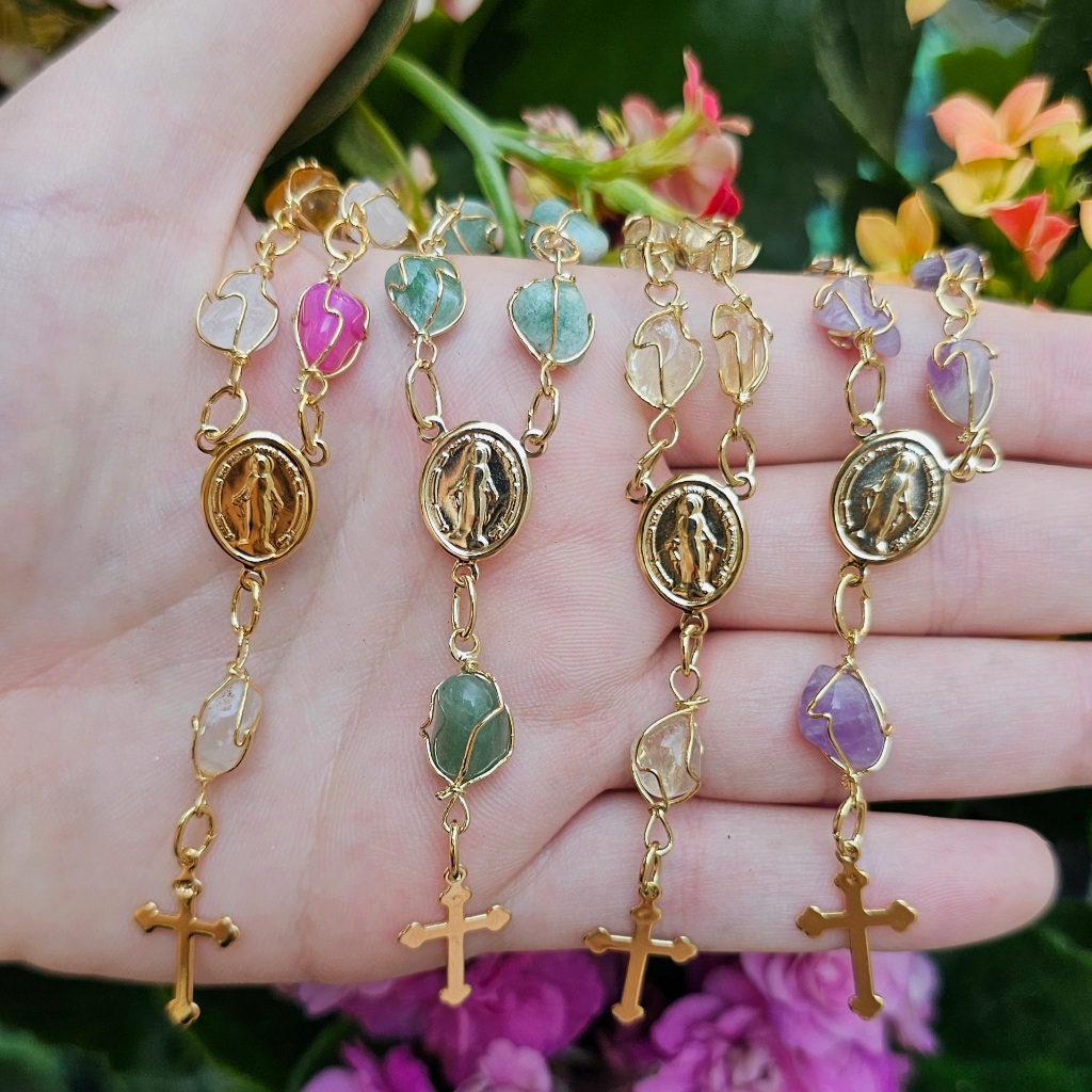 Pulseira de Pedra Natural Tercinho com Cruz Folheada a Ouro